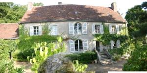 a large white house with a red roof at BB Ling Bellay in Marray