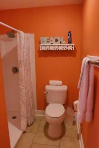 łazienka z toaletą i znakiem kąpielowym na ścianie w obiekcie Lazy Palm Heart Of Destin Spring Break Family Beach Vacation! w mieście Destin