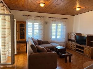 a living room with a couch and a tv at Apartmani Luka in Korčula