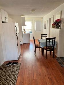 a kitchen with a table and chairs and a refrigerator at appartement avec 2 chambres in Quebec City