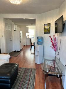 a living room with a couch and a glass table at appartement avec 2 chambres in Quebec City