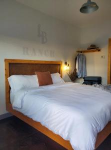 Łóżko lub łóżka w pokoju w obiekcie Lazy Bear Ranch