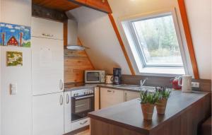 Elle comprend une petite cuisine avec un évier et une fenêtre. dans l'établissement Nice Home In Bad Arolsen With Wifi, à Wetterburg