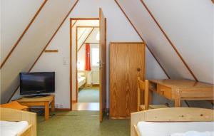 Cette chambre comprend une petite chambre mansardée. dans l'établissement Nice Home In Bad Arolsen With Wifi, à Wetterburg