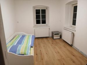 um quarto branco com uma cama e 2 janelas em Ganzes Appartement in Seitenstetten em Seitenstetten Markt
