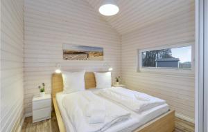 um quarto branco com uma cama num quarto com uma janela em Awesome Home In Krems Ii-warderbrck With Sauna em Göls