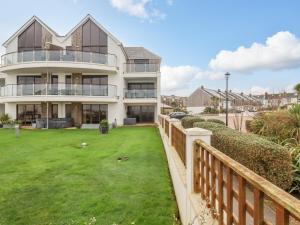 una grande casa bianca con cortile di 47 Bredon Court a Newquay