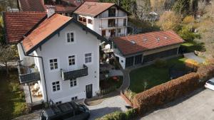 una vista aérea de una casa blanca con techos rojos en Quiet 2 room garden loft with terrace, en Bad Tölz