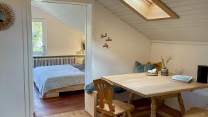 เตียงในห้องที่ Quiet 2 room garden loft with terrace