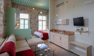 TV a/nebo společenská místnost v ubytování Kyriaki Guesthouse & Suites