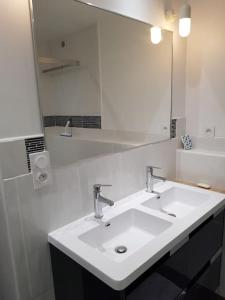 Kúpeľňa v ubytovaní Gîte avec Piscine Proche de Carcassonne