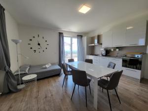 een keuken en een woonkamer met een tafel en stoelen bij Villa Lida Apartment in collina con ampio terrazzo vista mare in Giulianova