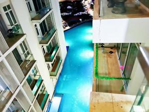 - une vue sur la piscine située dans un bâtiment dans l'établissement KSL esplanades K12 jbcity by GreatDay, à Johor Bahru