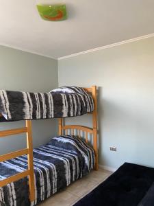 een kamer met 2 stapelbedden in een kamer bij Condominio Costa Peñuelas in Coquimbo
