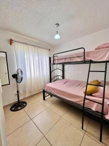 1 dormitorio con 2 literas y ventilador en Departamento planta baja en Acapulco Diamante, en Acapulco