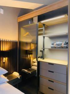 a room with a bed and a closet with shelves at EXCLUSIVO APARTAESTUDIO USAQUEN in Bogotá