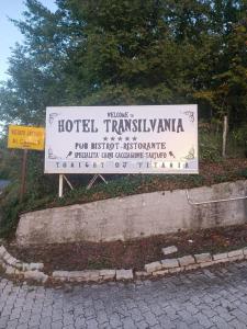 una señal para un hotel en Transilvania sidx sidx sidx sidx sidx sidx en Hotel Transilvania, en Pian del Voglio