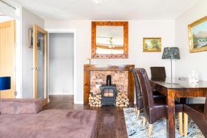 uma sala de estar com lareira e uma mesa de jantar e um fogão a lenha em Lovely 1-bedroom property with balcony in West end em Glasgow