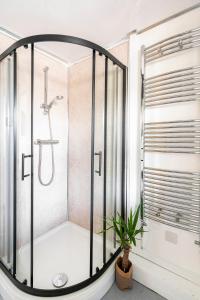 Bilik mandi di Lovely 1-bedroom property with balcony in West end