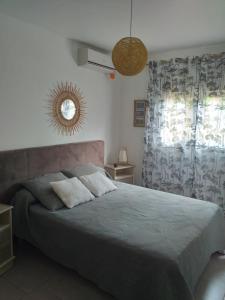 - une chambre avec un grand lit et un miroir dans l'établissement Villa Jasmin, à Sainte-Rose