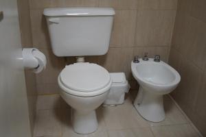 拉蓬塔的住宿－拉波薩達德薩利姆旅館，浴室配有白色卫生间和盥洗盆。