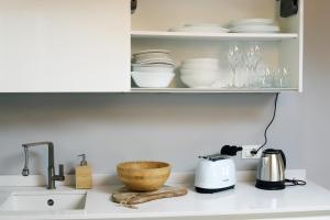 una encimera de cocina con platos en un estante en Loggia del Tenore Suite, en Módena