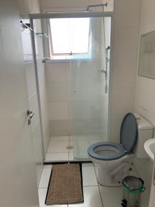 a bathroom with a toilet and a glass shower at Espaço Mahina - Unidade Dez - Apartamento para temporada Praia Grande Ocian in Praia Grande +58 photos