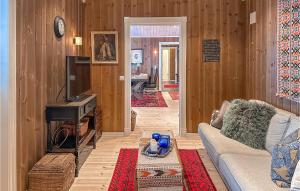 een woonkamer met een bank en een televisie bij Beautiful Home In Sjusjen With Wifi in Sjusjøen