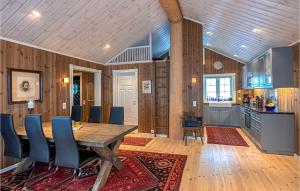 een eetkamer met een houten tafel en blauwe stoelen bij Beautiful Home In Sjusjen With Wifi in Sjusjøen
