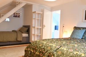 a bedroom with a bed and a window and a bed at Heimat Floral Ferienhaus in Wadgassen
