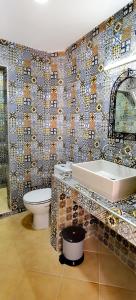 uma casa de banho com um lavatório e um WC em Tigmi surf morocco em Tiguemmi nʼAït Bihi