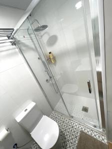 bagno con doccia e servizi igienici. di Plaza de España independent house a Barcellona