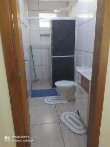 uma pequena casa de banho com WC e lavatório em Casa do aconchego ( terreno compartilhado) em Foz do Iguaçu