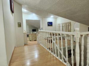 Una escalera blanca en una casa con cocina en Departamento Parque la Libertad, en Cuenca