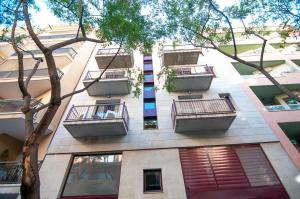ein hohes Gebäude mit Balkonen an der Seite in der Unterkunft BizFlats Garden House in Barcelona