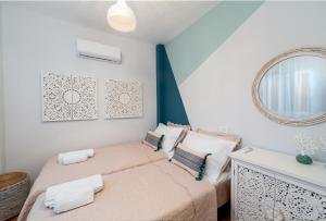 niewielka sypialnia z 2 łóżkami i lustrem w obiekcie Modern flat with garden 5min walk from city center w mieście Ejo