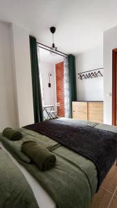 Schlafzimmer mit einem großen Bett und grünen Vorhängen in der Unterkunft Puipana Apartment, Fuerteventura in Puerto del Rosario