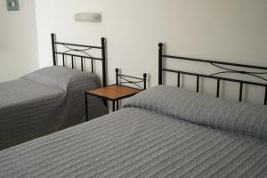 Duas camas sentadas uma ao lado da outra num quarto em La Posada de Salim em La Punta