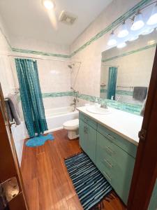 Vannituba majutusasutuses Ngermid Oasis Large Studio With Kitchen & Scenic Views