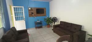 a living room with a couch and a tv at Casa do aconchego ( terreno compartilhado) in Foz do Iguaçu