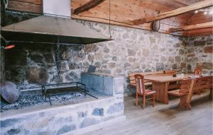 cocina con mesa de madera y fogones en Gorgeous Home In Gospic With Kitchen en Gospić