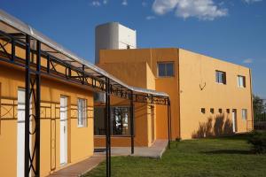 una vista exterior de un edificio con un sil en La Posada de Salim en La Punta