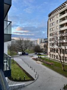 pusta ulica w mieście z budynkiem w obiekcie C53 w Warszawie