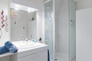 Ένα μπάνιο στο Chambre chez l'habitant - proche du centre - salle d'eau et WC privés