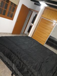 1 dormitorio con 1 cama negra en una habitación en Diente de leon en Mendoza