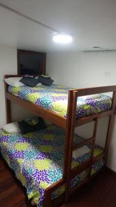 1 dormitorio con 2 literas en una habitación en Cómodo y acogedor departamento en Baños, en Baños