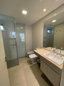 uma casa de banho com um lavatório, um WC e um espelho. em ROCAS DEL PLATA 2 (Mendoza Capital) em Mendoza