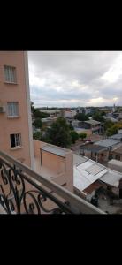 desde el balcón de un edificio con vistas a la ciudad en Departamento 51 TORRE PARIS en Resistencia