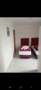 een slaapkamer met twee bedden in een kamer bij Departamento 51 TORRE PARIS in Resistencia