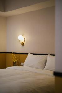Postel nebo postele na pokoji v ubytování Giant Rich Hotel
